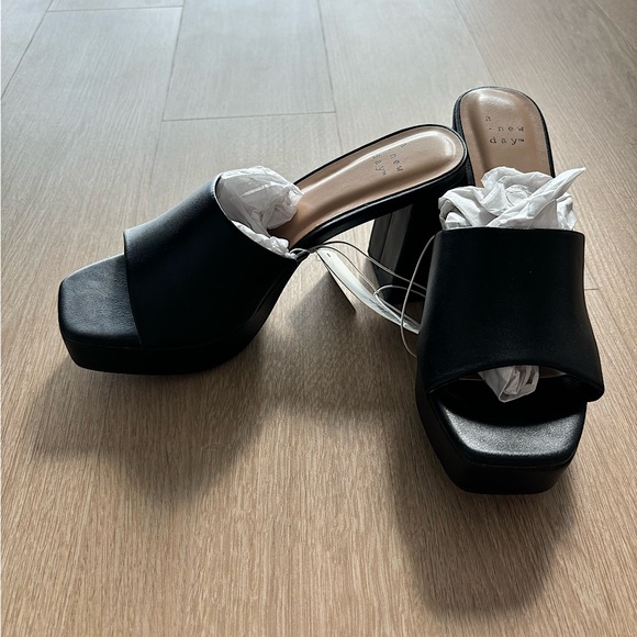 Black Chunky Heel (Size 6) - Picture 4 of 4